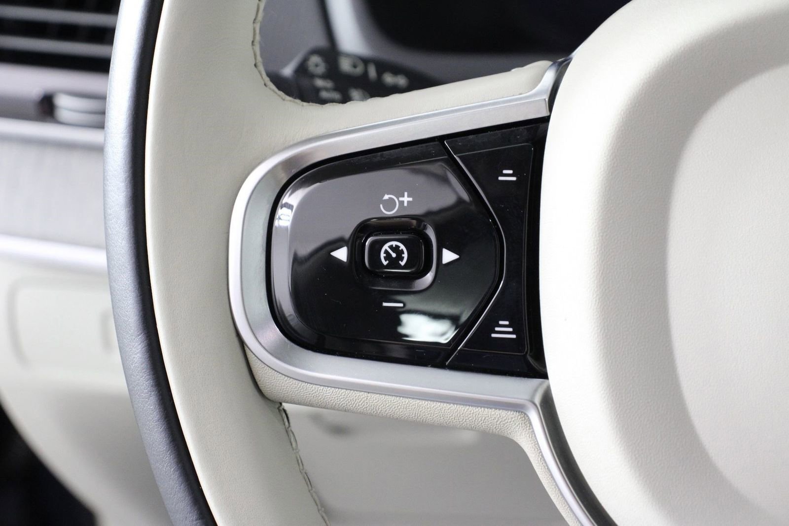 Certified 2023 Volvo XC90 T8 Plus w/ Protection Package Premier image 10