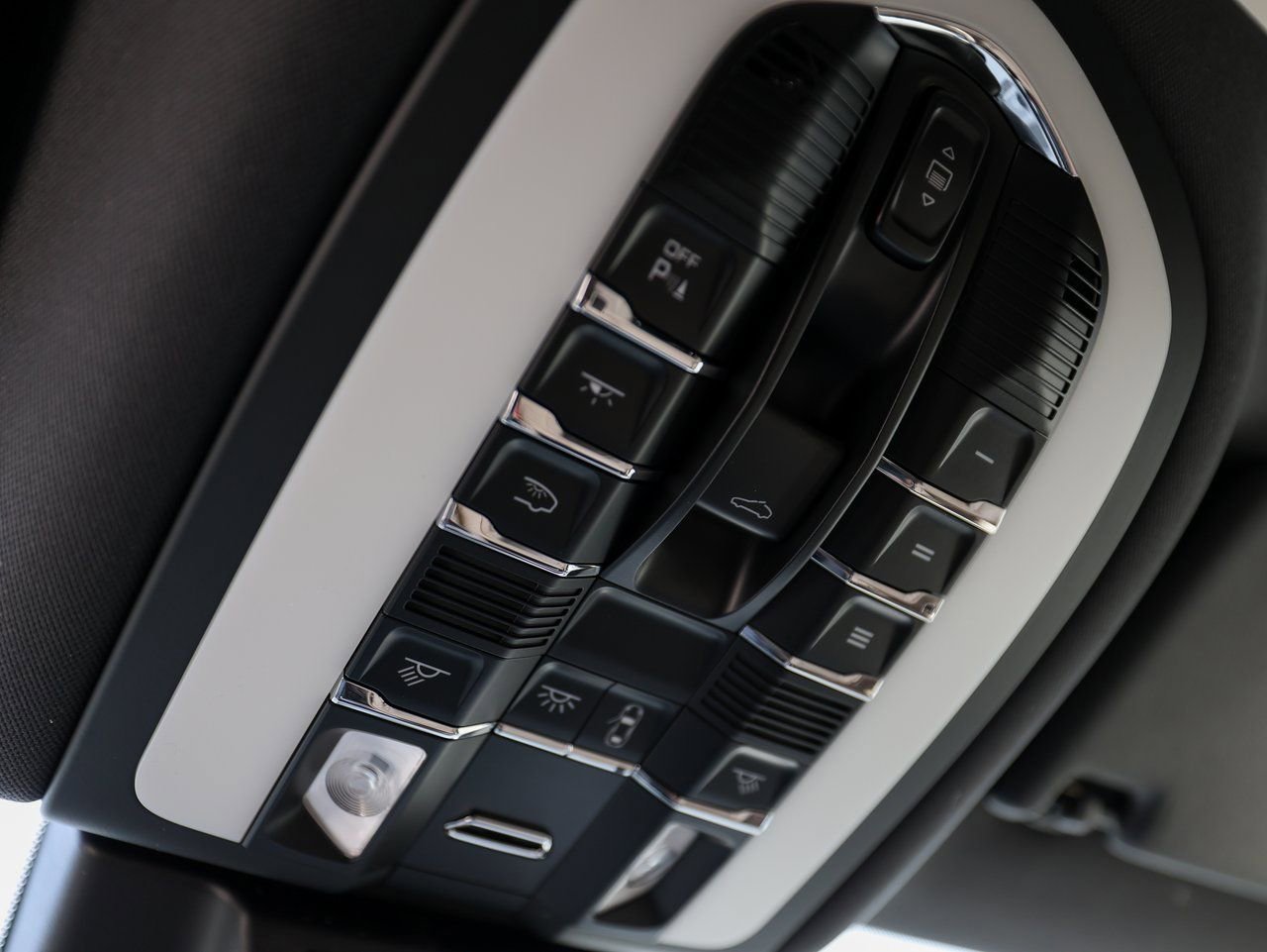 Certified 2025 Porsche Macan image 21
