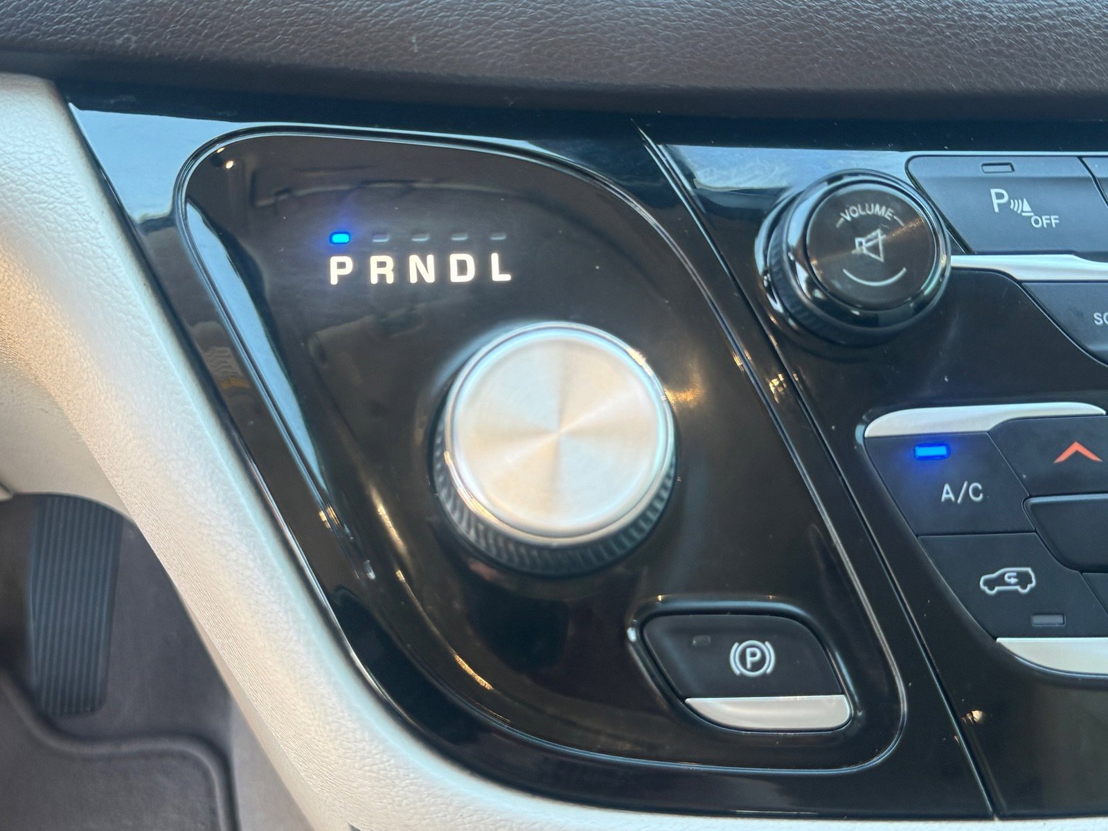 Used 2017 Chrysler Pacifica Touring-L w/ Tire & Wheel Group image 23