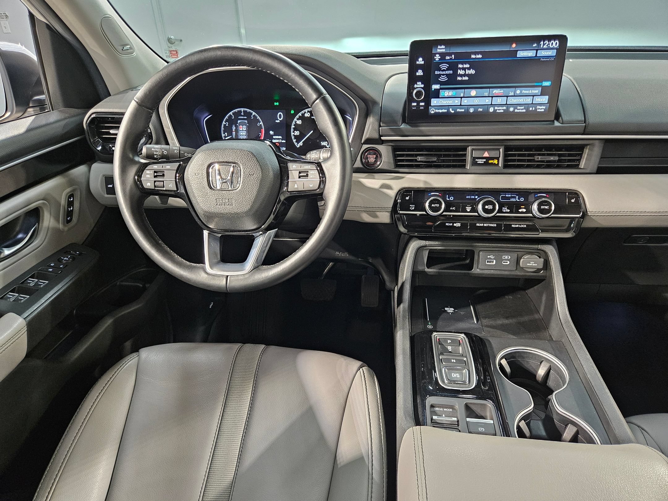 Used 2025 Honda Pilot Touring image 9