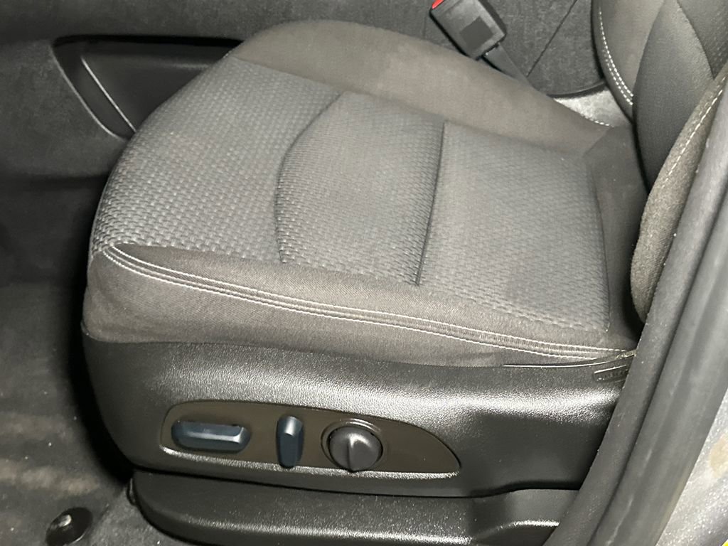 Used 2023 GMC Terrain SLE w/ Driver Convenience Package image 15