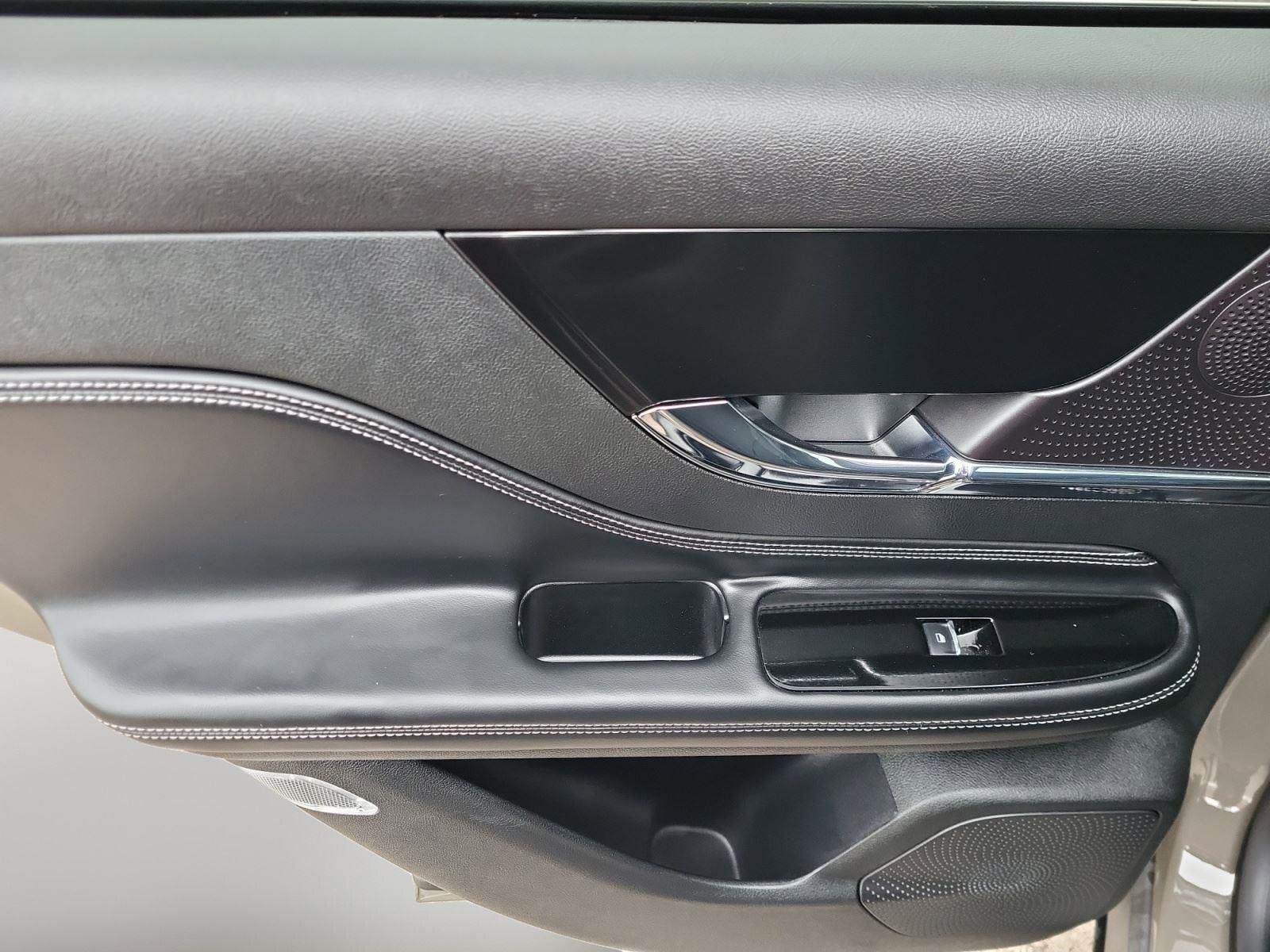 Used 2025 Lincoln Corsair Grand Touring w/ Towing Package image 20