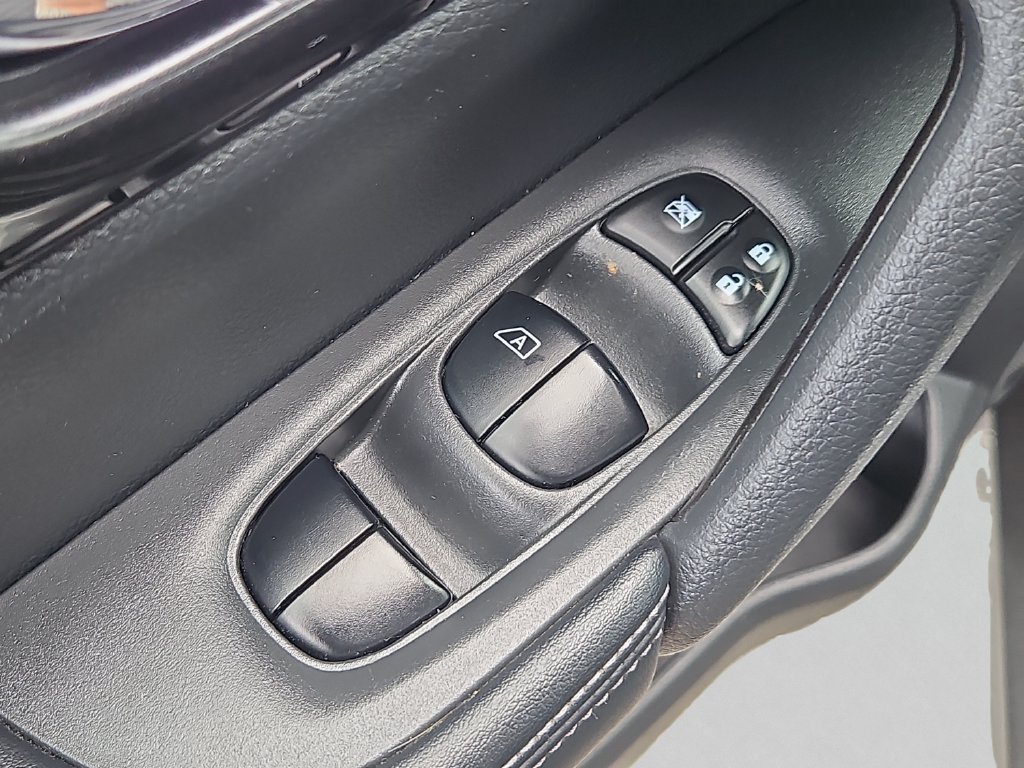 Used 2018 Nissan Rogue SV AWD/4WD image 15
