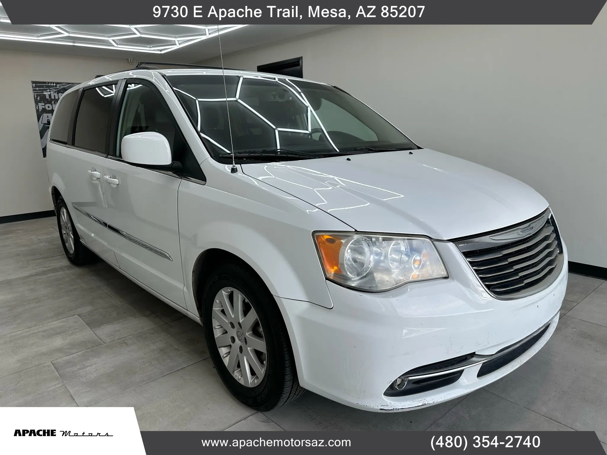 Used 2014 Chrysler Town & Country Touring image 4