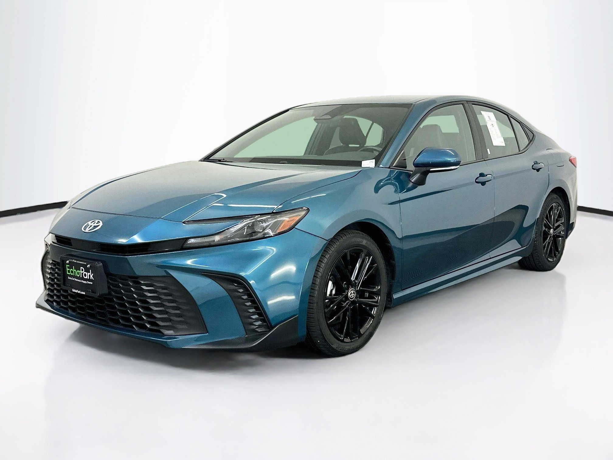 Used 2025 Toyota Camry SE FWD image 3