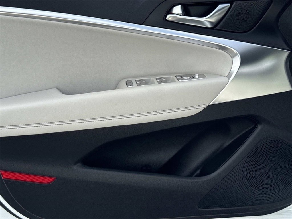 Used 2025 Genesis G70 2.5T image 21