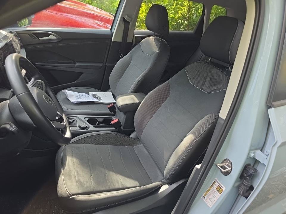 Certified 2025 Volkswagen Taos SE AWD/4WD image 5
