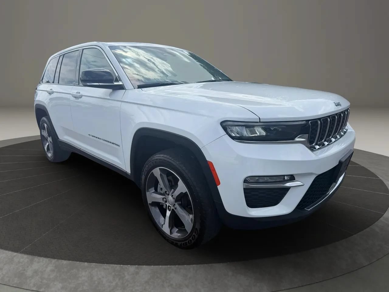 Used 2022 Jeep Grand Cherokee Limited 4xe AWD/4WD image 3