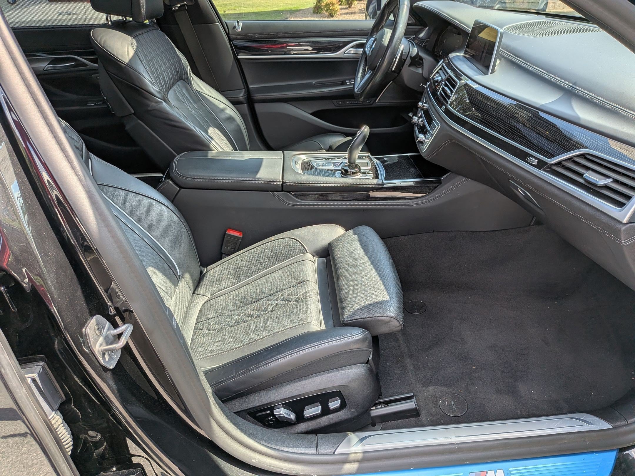 Used 2022 BMW 750i xDrive w/ Executive Package AWD/4WD image 40