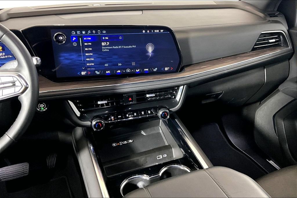 Used 2025 Chevrolet Suburban Z71 image 5