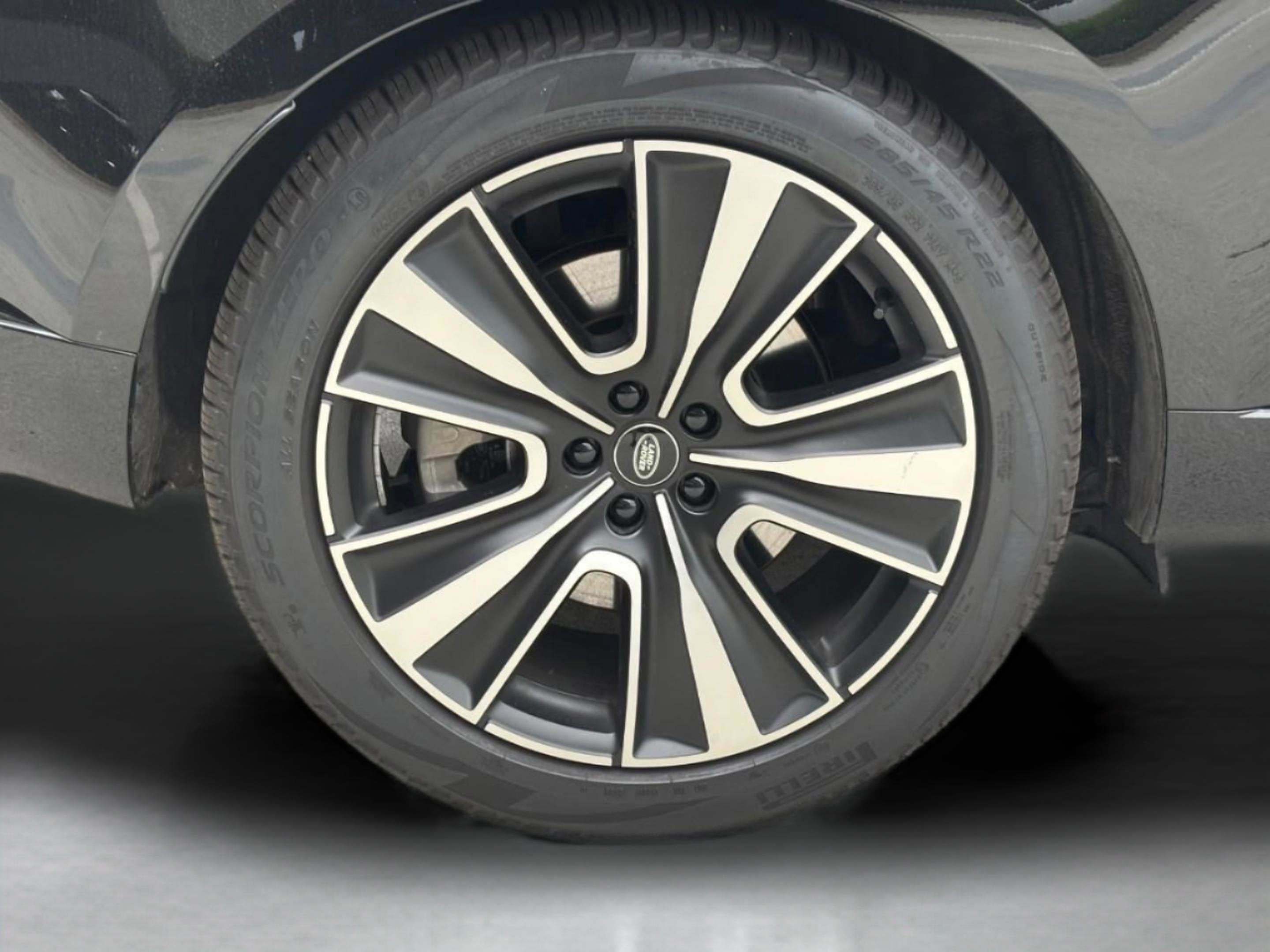 New 2025 Land Rover Range Rover SE image 5