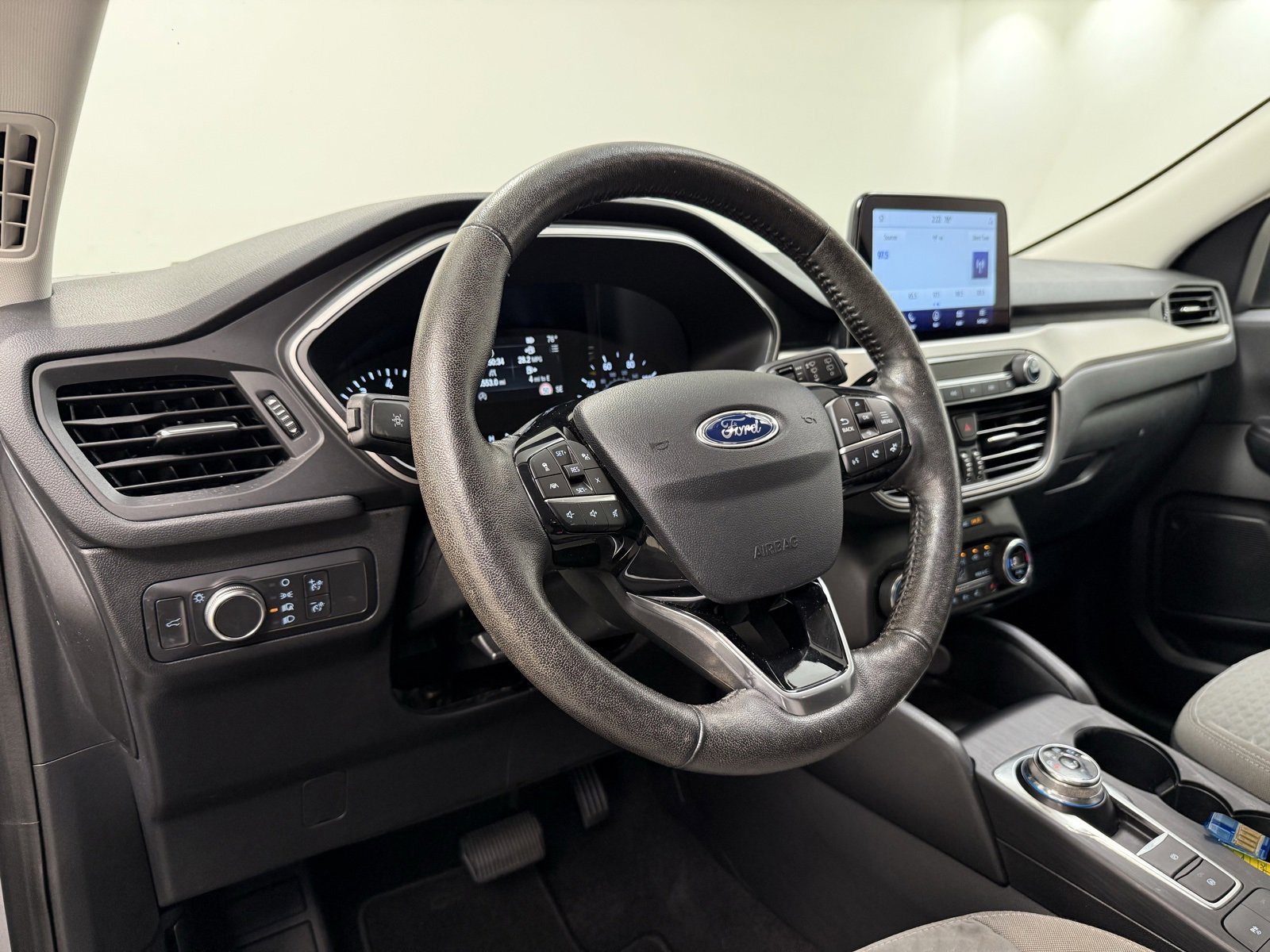 Used 2021 Ford Escape SE w/ SE Sport Appearance Package image 12