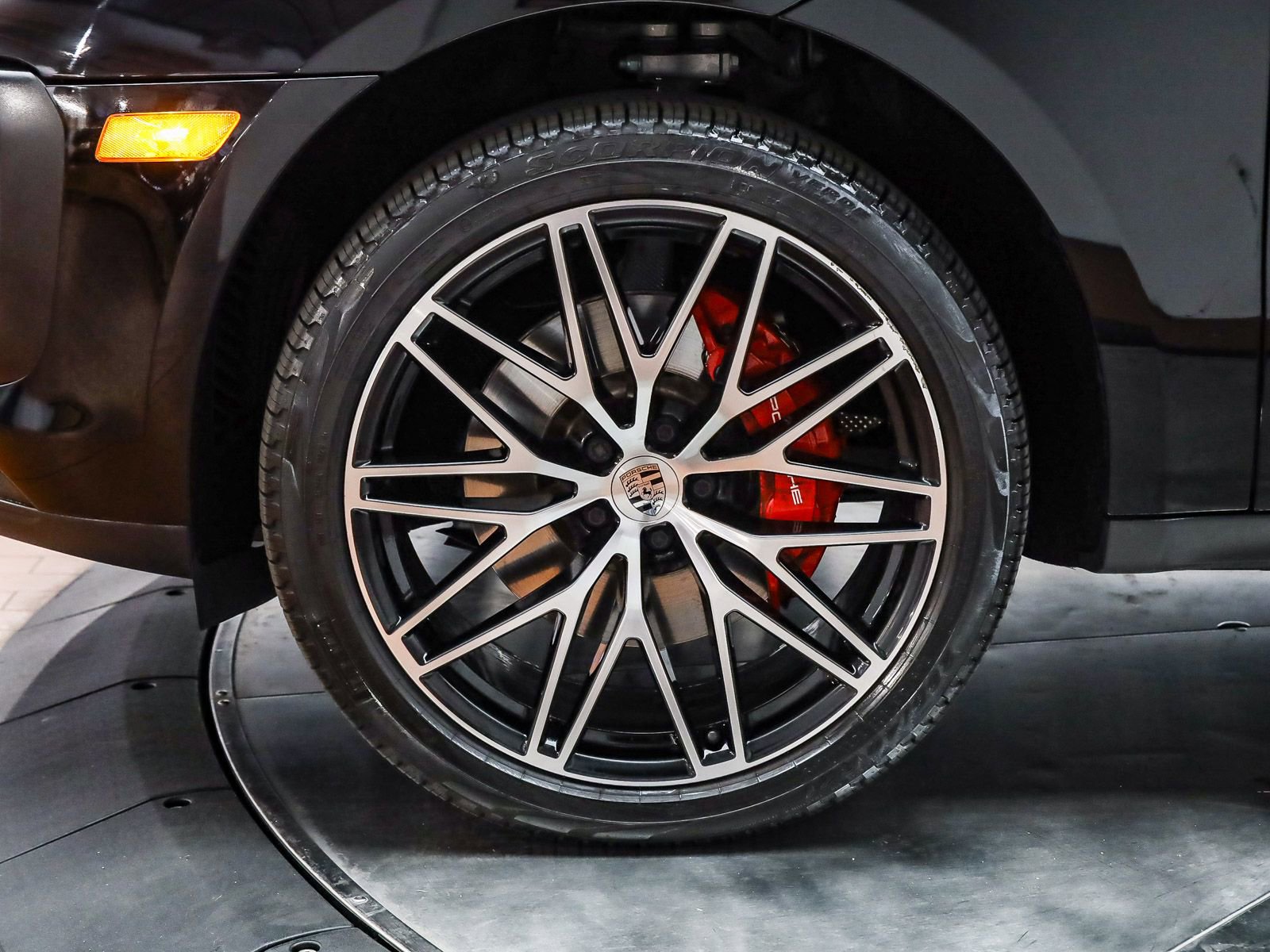 Certified 2025 Porsche Macan S AWD/4WD image 18