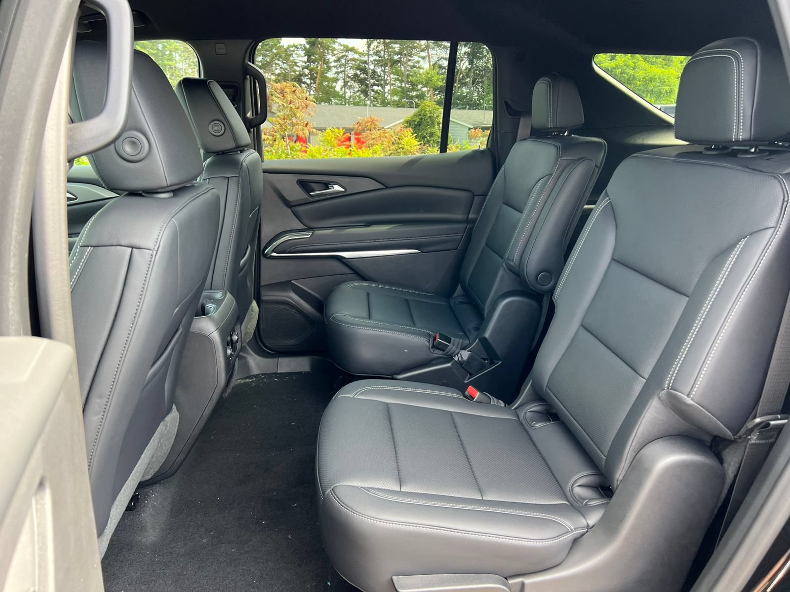 New 2027 Chevrolet Traverse LT w/ Midnight/Sport Edition AWD/4WD image 4