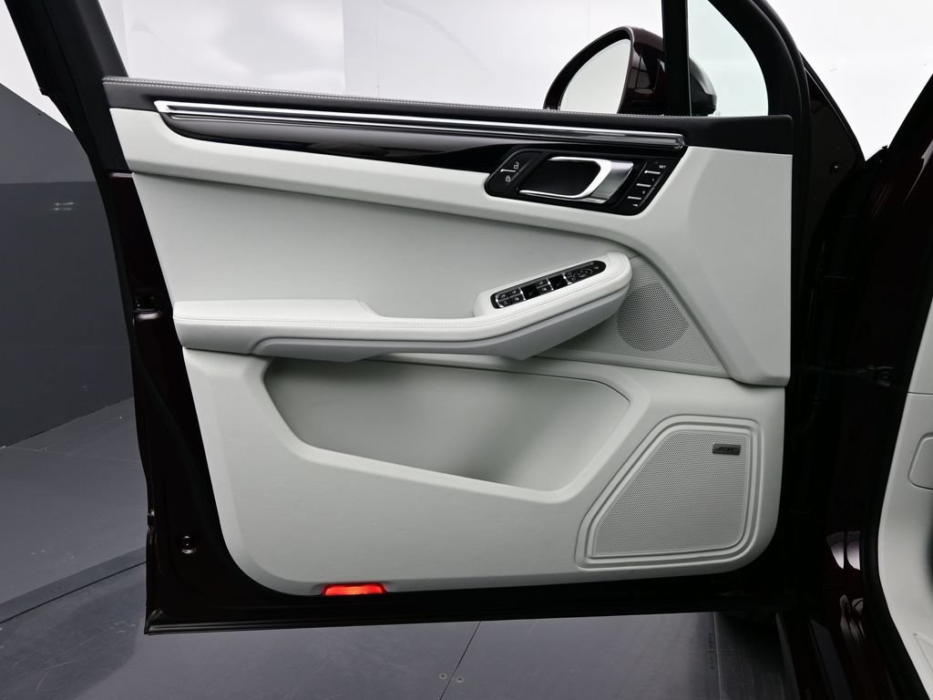 Certified 2026 Porsche Macan AWD/4WD image 7