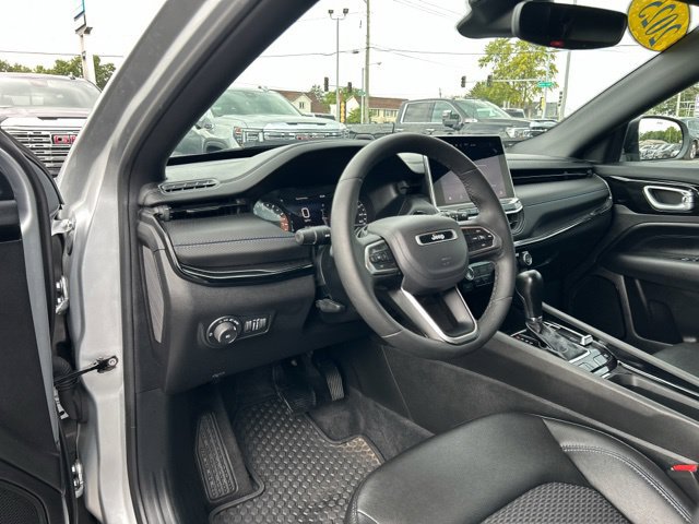 Used 2025 Jeep Compass Latitude w/ Convenience Group AWD/4WD image 29