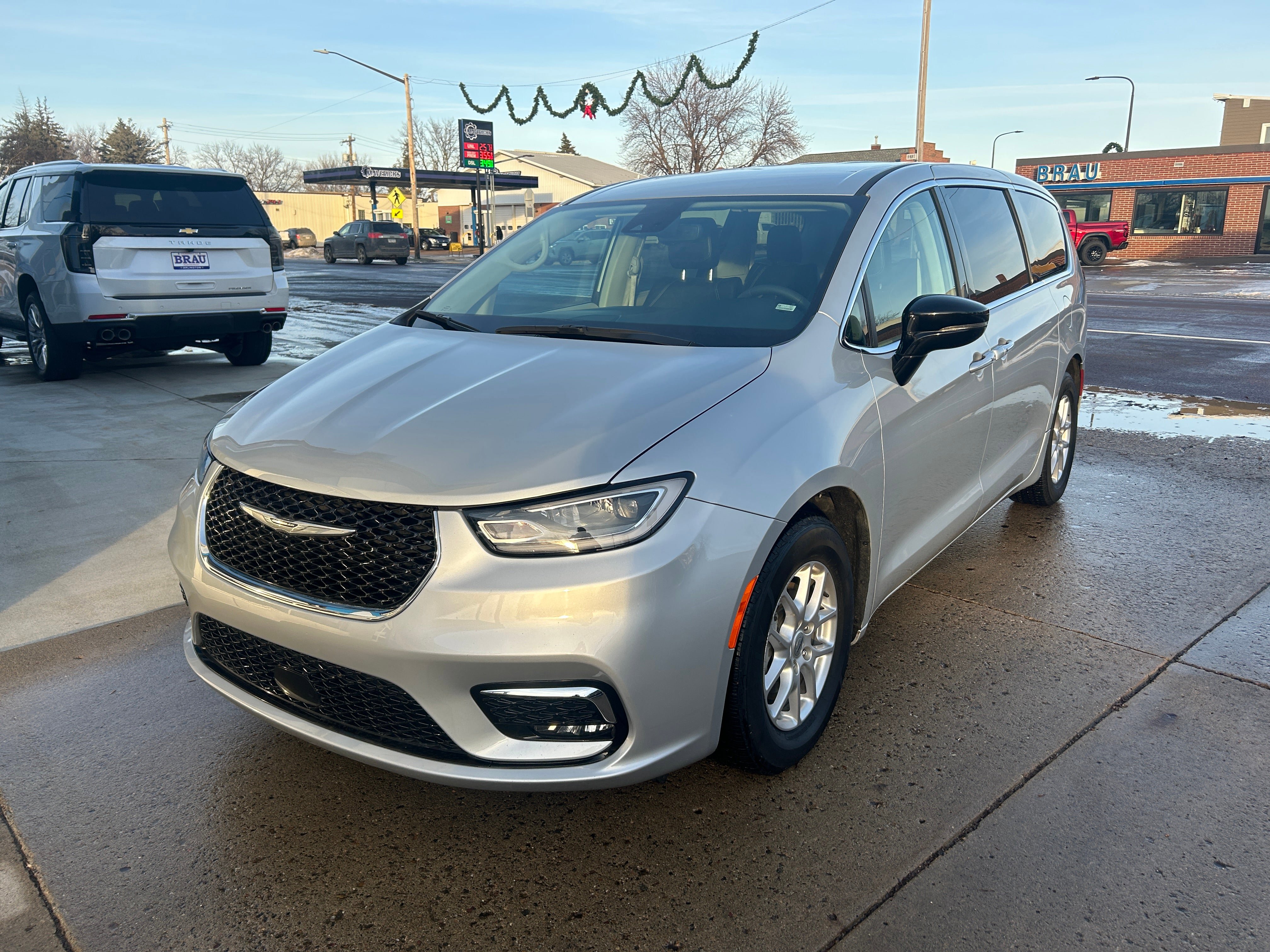 Used 2024 Chrysler Pacifica Touring-L image 2
