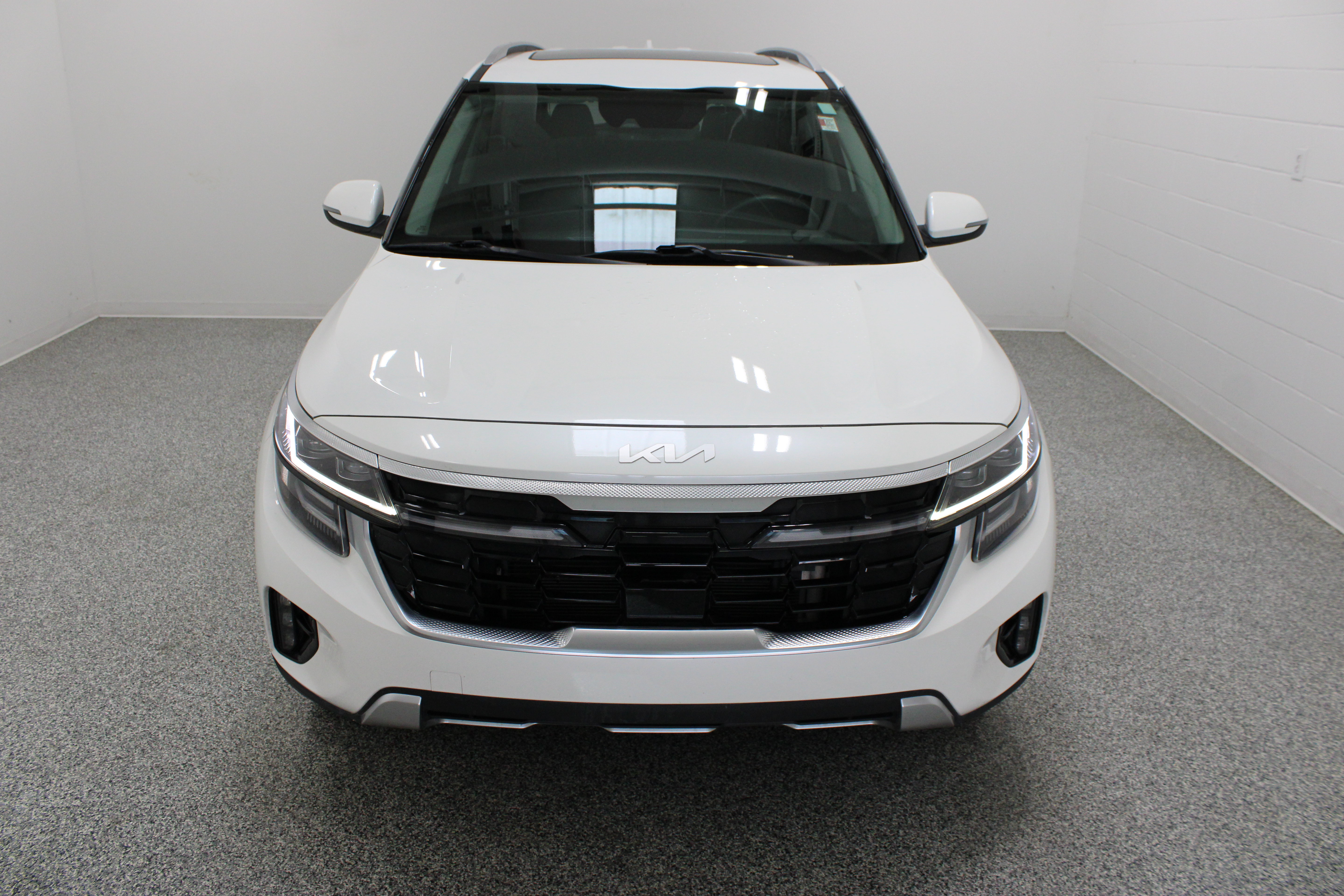 Used 2024 Kia Seltos SX w/ SX Sunroof Package AWD/4WD image 3