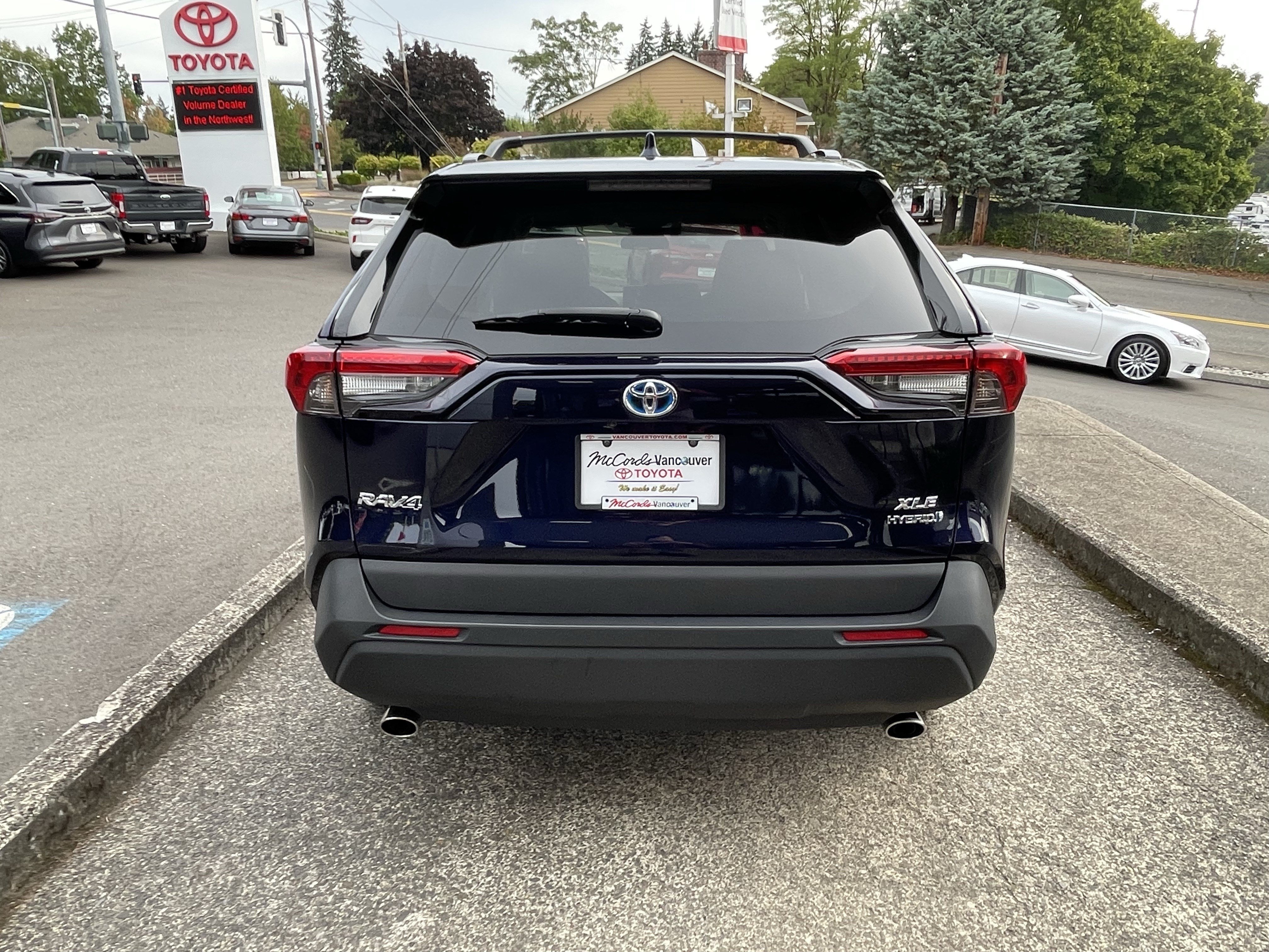 Used 2021 Toyota RAV4 XLE w/ Convenience Package AWD/4WD image 6