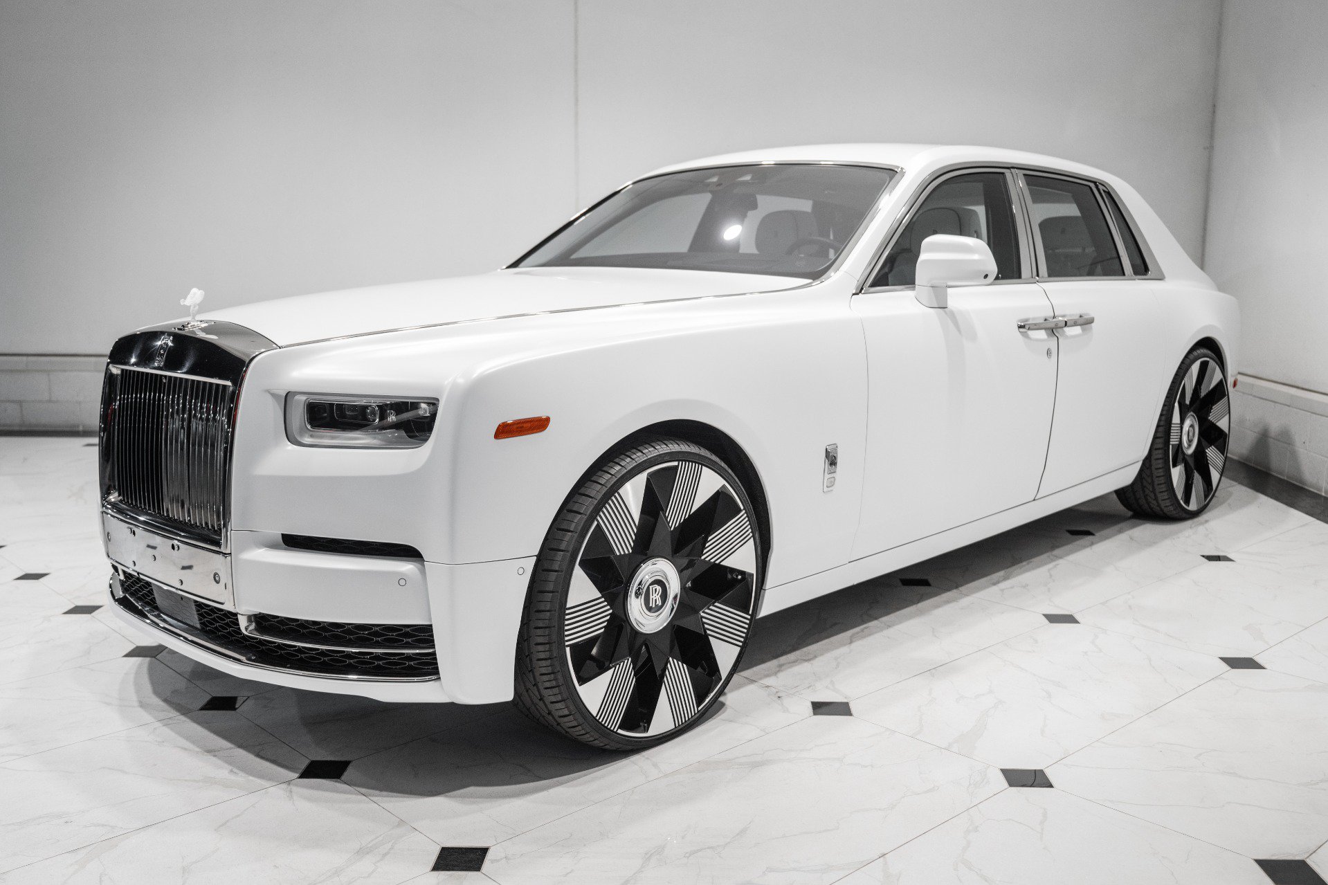 Used 2018 Rolls-Royce Phantom Sedan RWD image 5