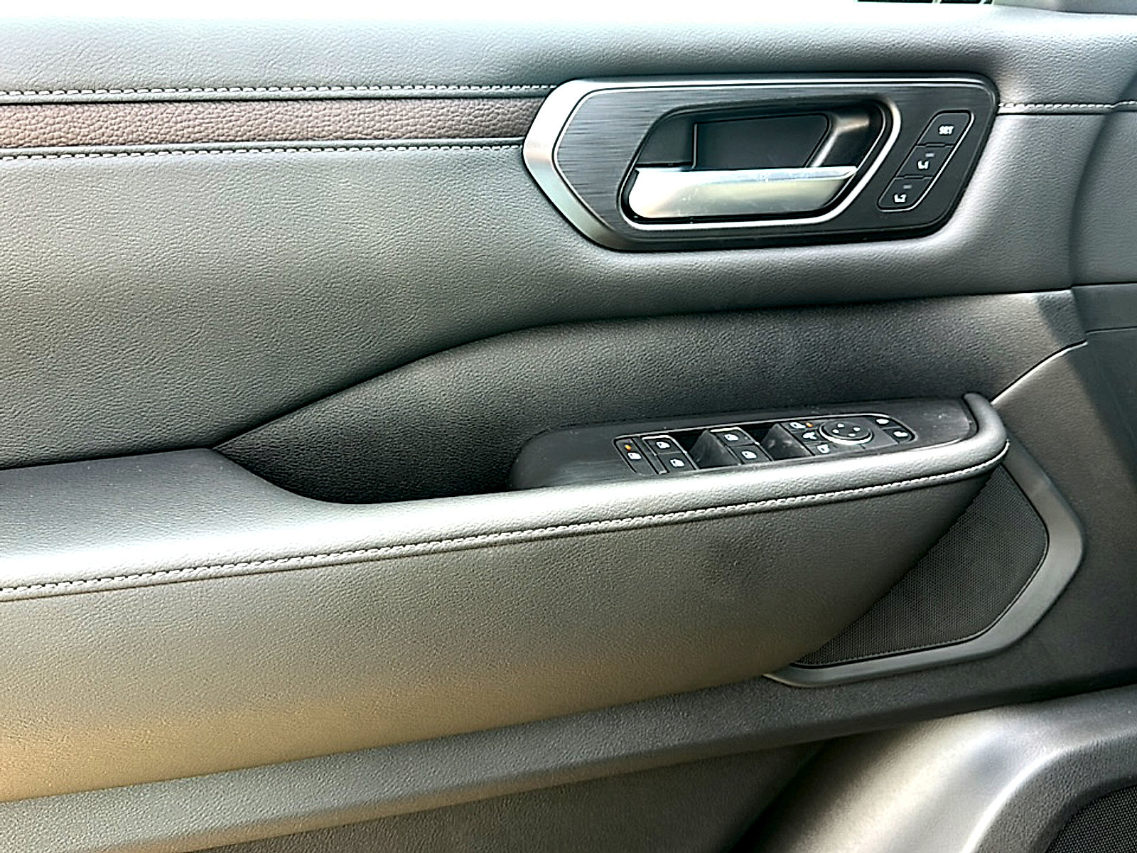 New 2026 Nissan Armada SL w/ Captain's Chari Seat Package image 13