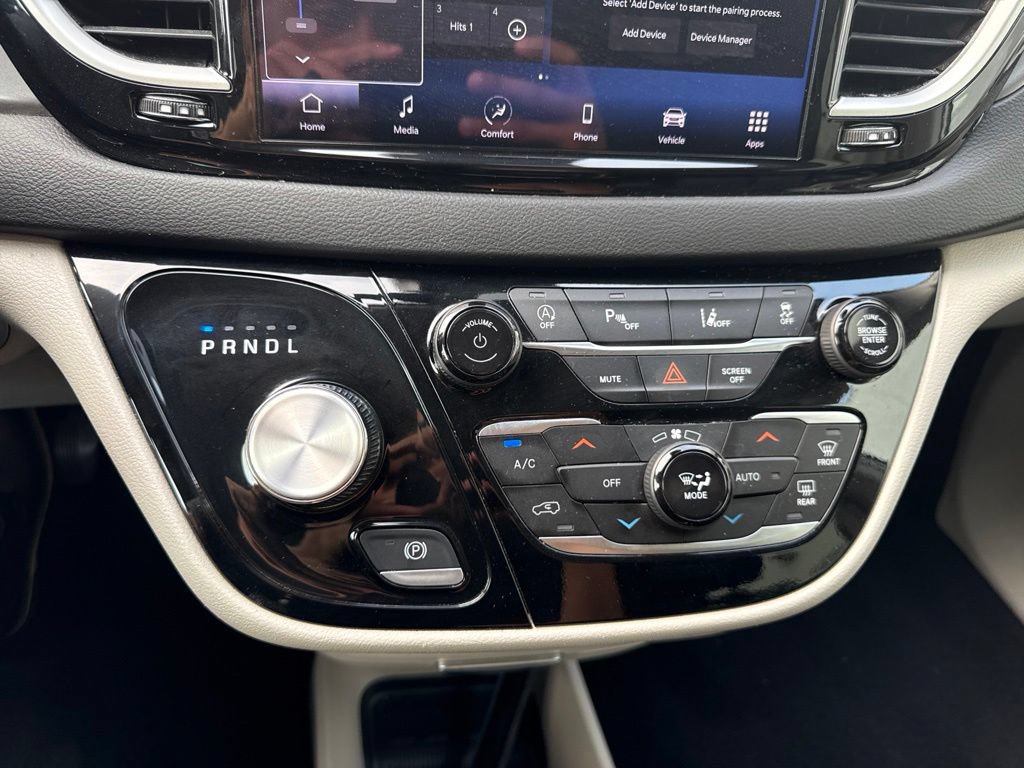Used 2024 Chrysler Pacifica Touring-L FWD image 27