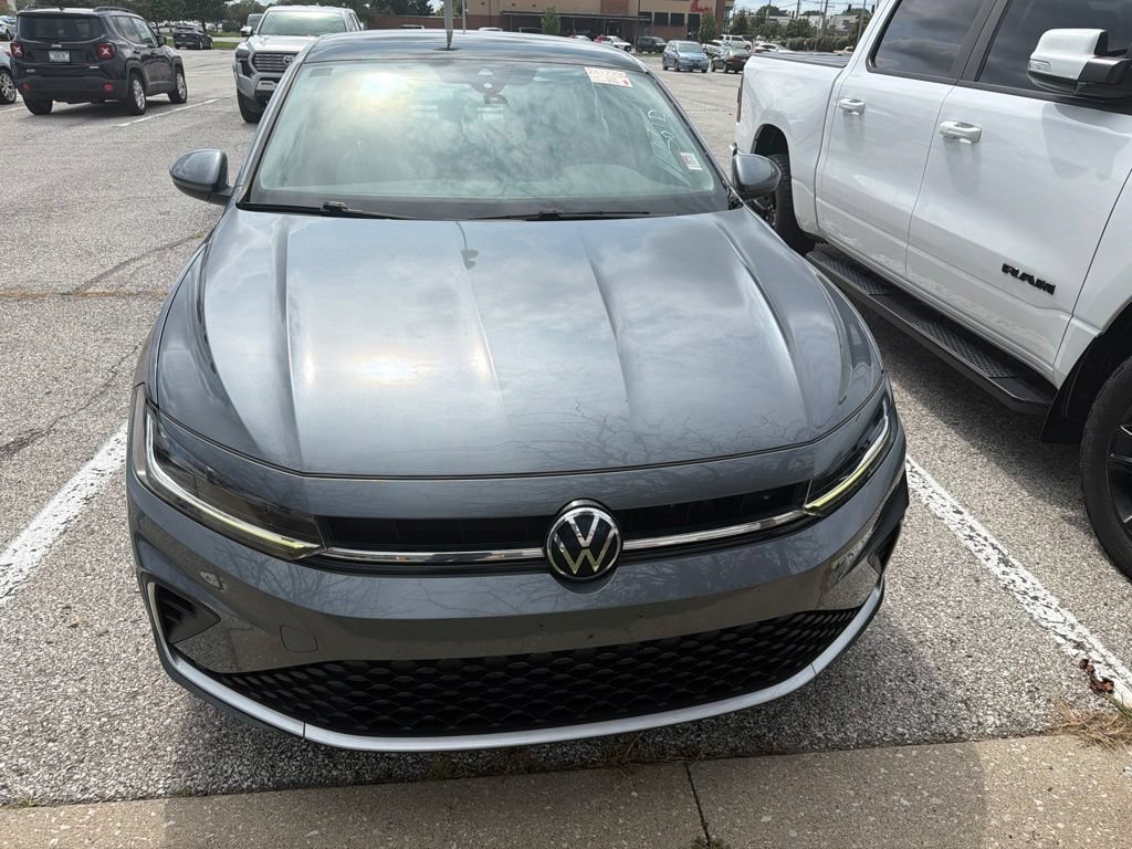 Used 2025 Volkswagen Jetta SE FWD image 8