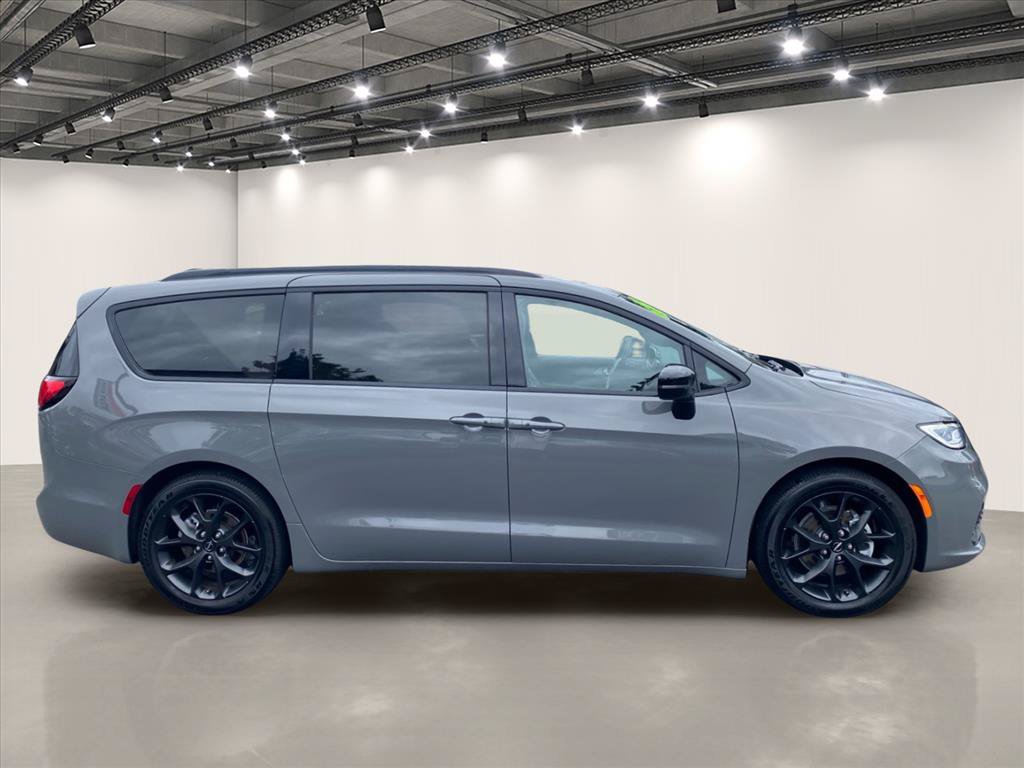 Used 2025 Chrysler Pacifica Limited FWD image 8