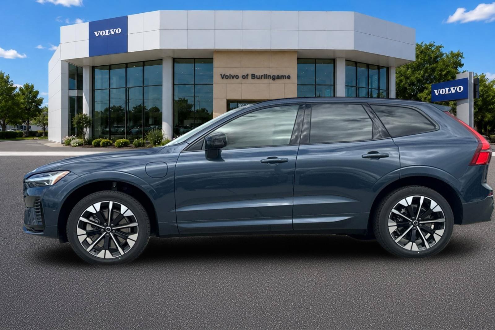 New 2026 Volvo XC60 T8 Plus w/ Climate Package AWD/4WD image 6