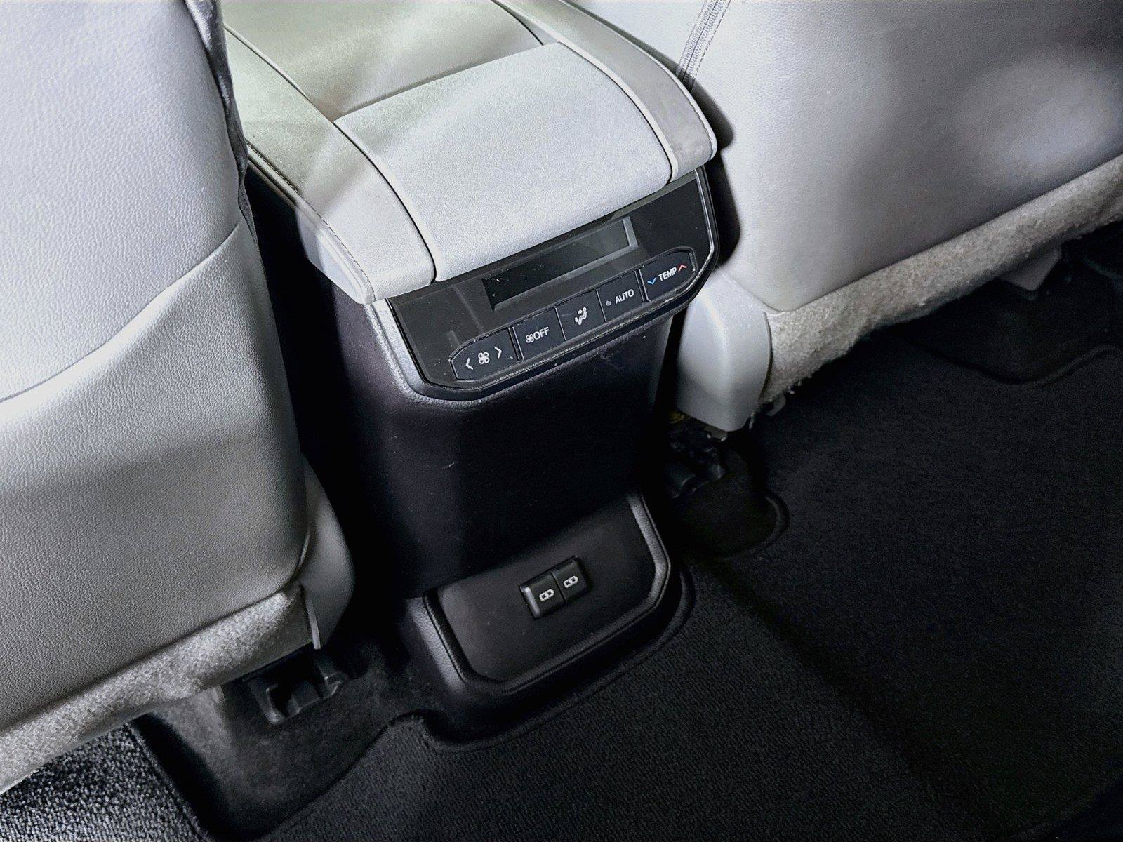 Used 2023 Toyota Highlander XLE FWD image 39