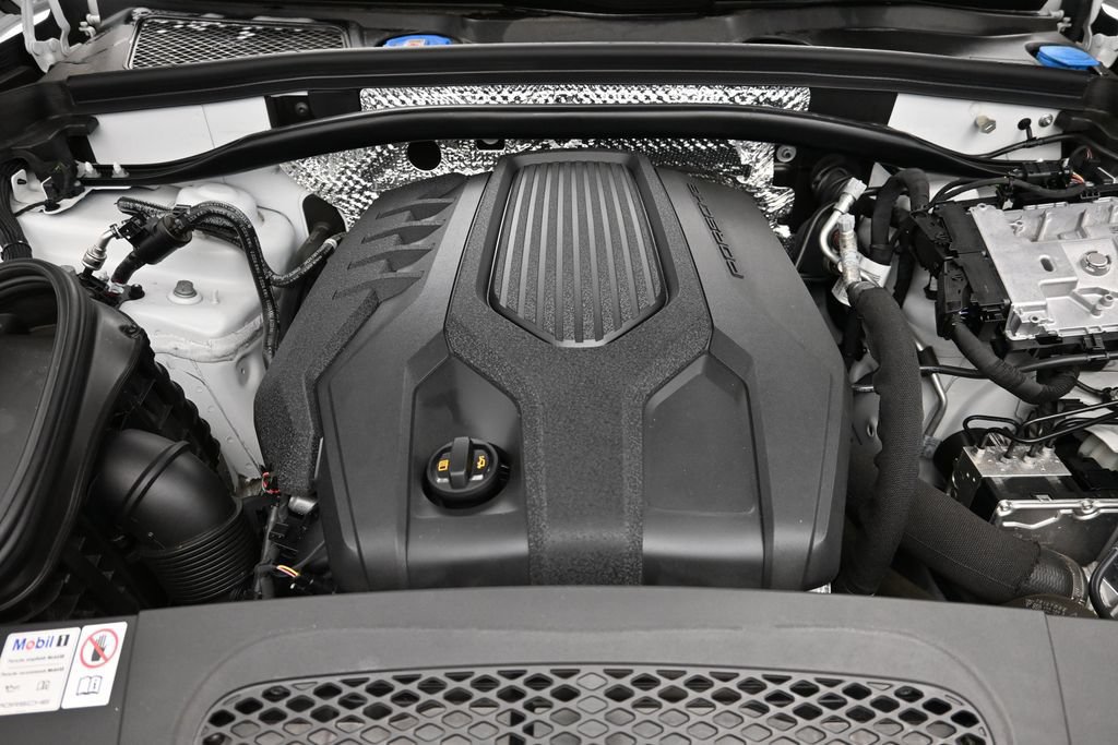 Certified 2025 Porsche Macan AWD/4WD image 19