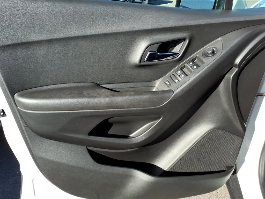 Used 2017 Chevrolet Trax LT w/ LT Convenience Package image 12
