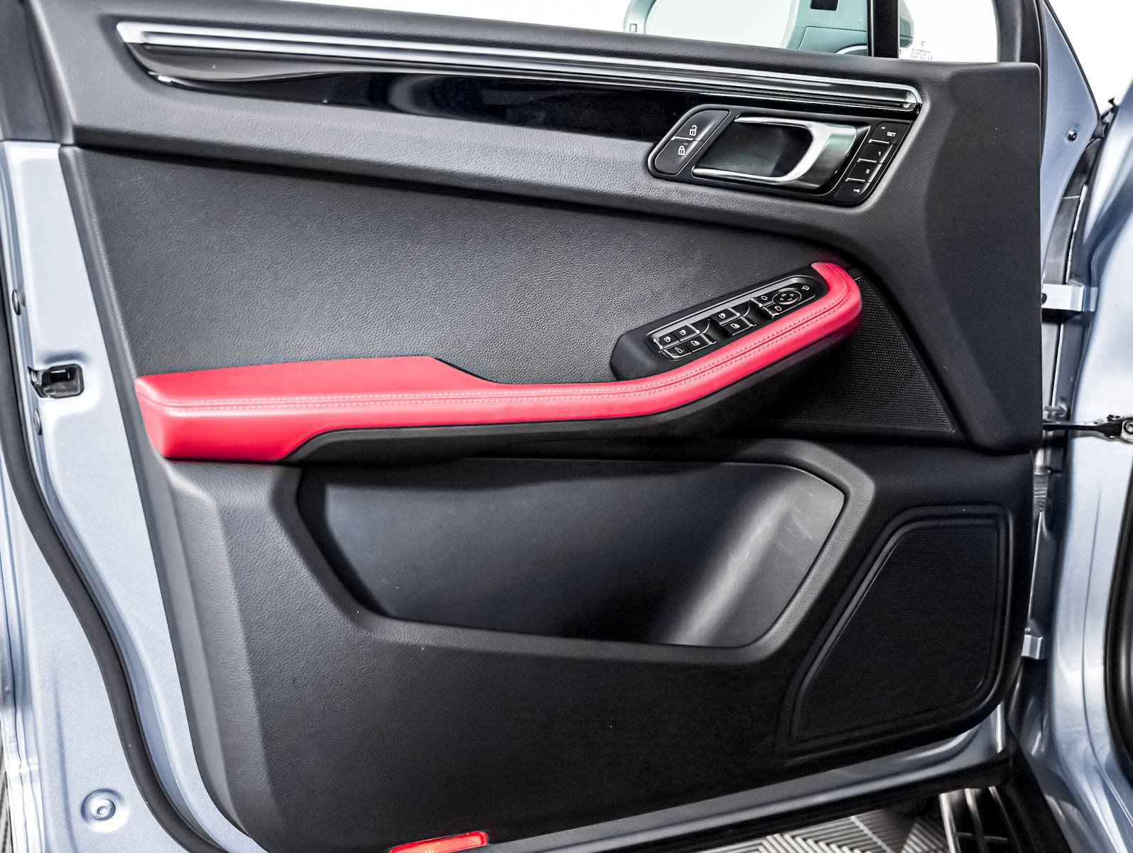 Certified 2023 Porsche Macan AWD/4WD image 26