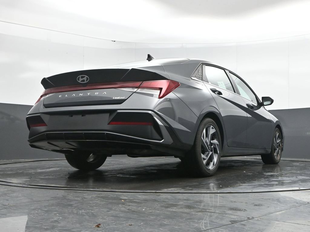 Used 2025 Hyundai Elantra Limited FWD image 41