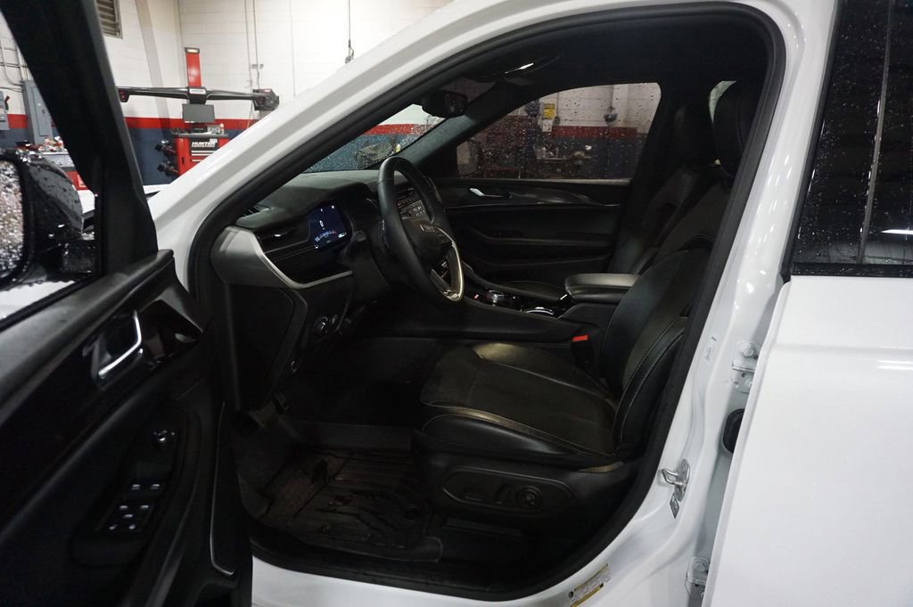 Used 2022 Jeep Grand Cherokee Altitude AWD/4WD image 2
