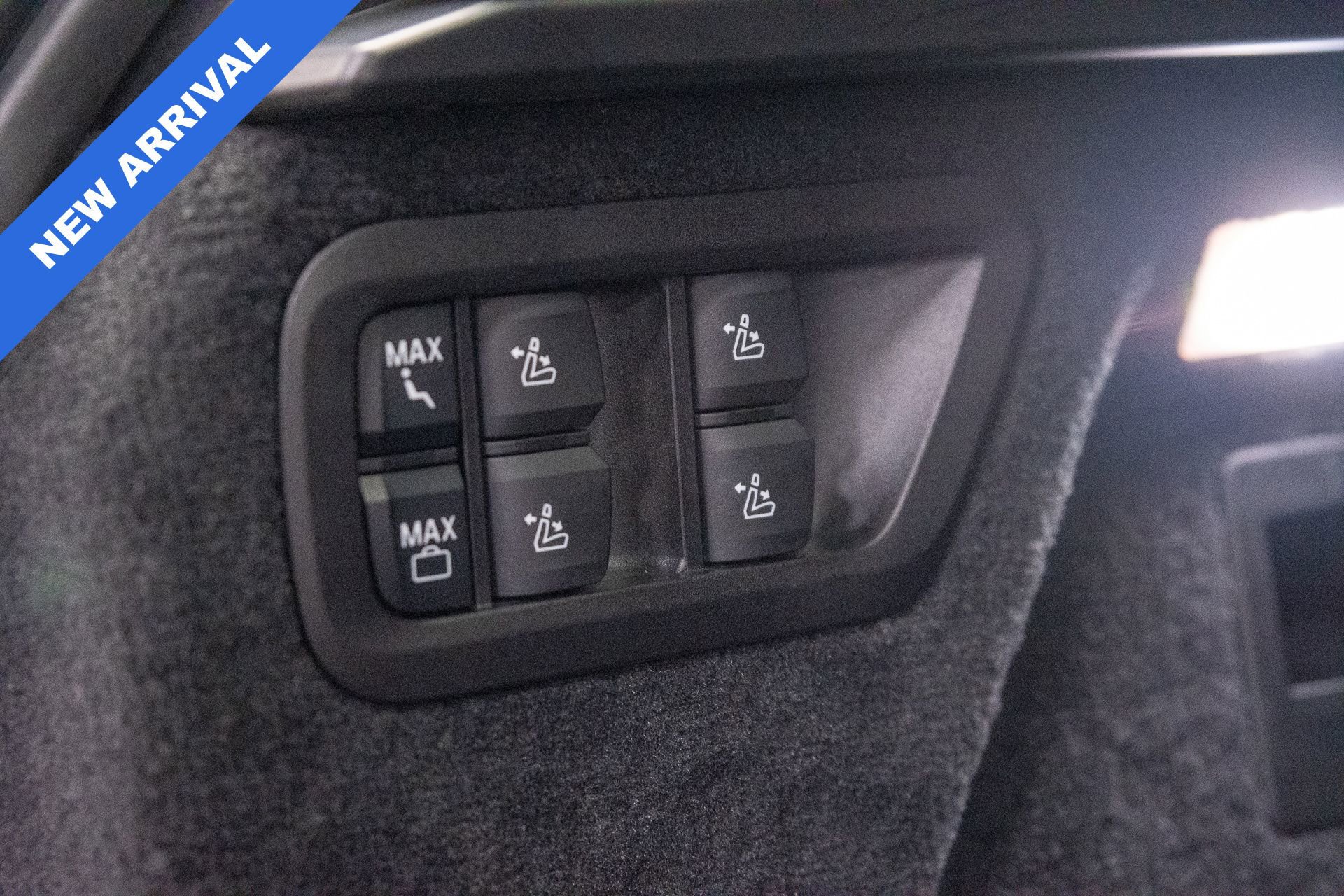 Used 2025 BMW X7 M60i w/ Executive Package image 41