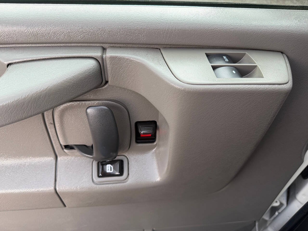 Used 2015 Chevrolet Express 2500 RWD image 10
