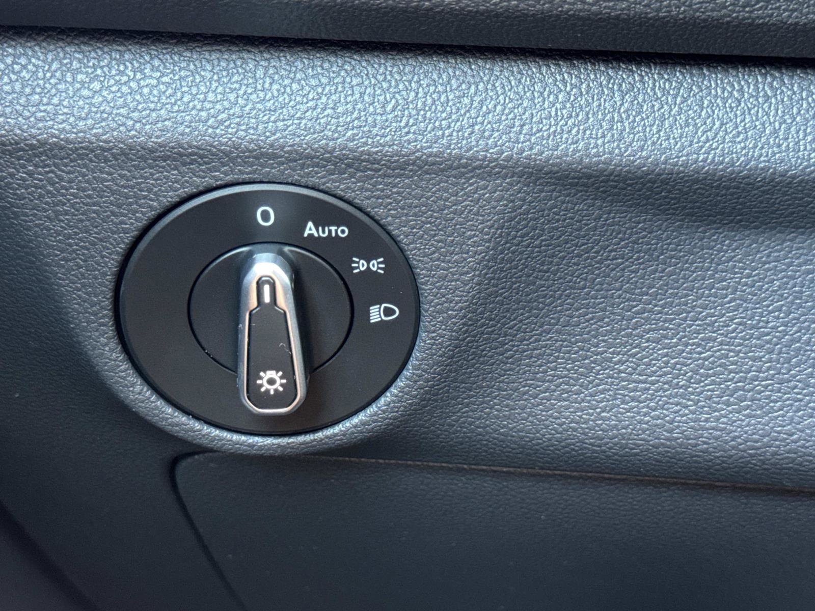 Used 2024 Volkswagen Jetta SE image 28