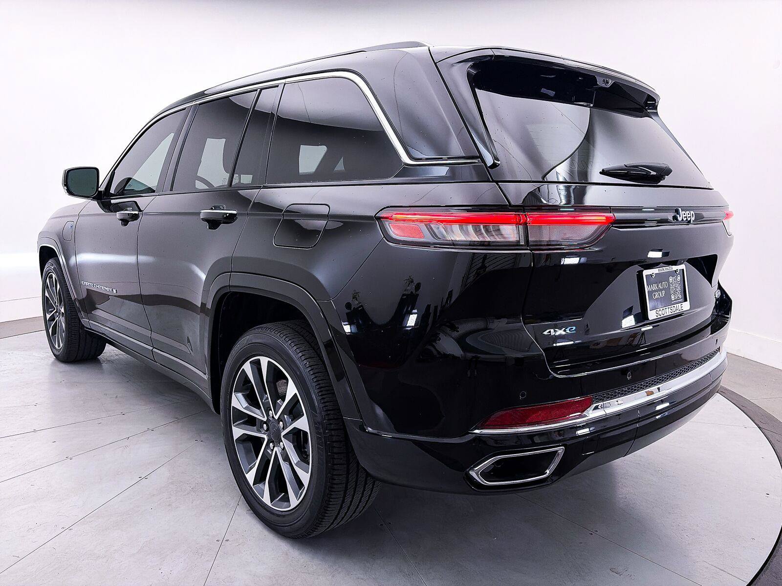 Used 2023 Jeep Grand Cherokee Overland w/ Luxury Tech Group IV AWD/4WD image 15