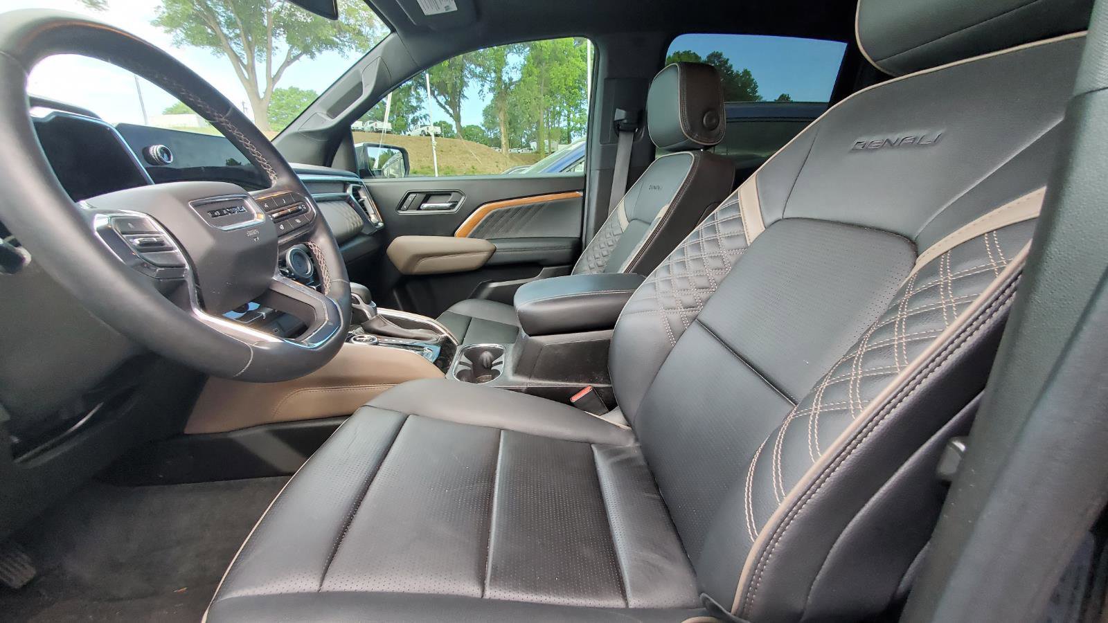 Used 2023 GMC Canyon Denali image 3