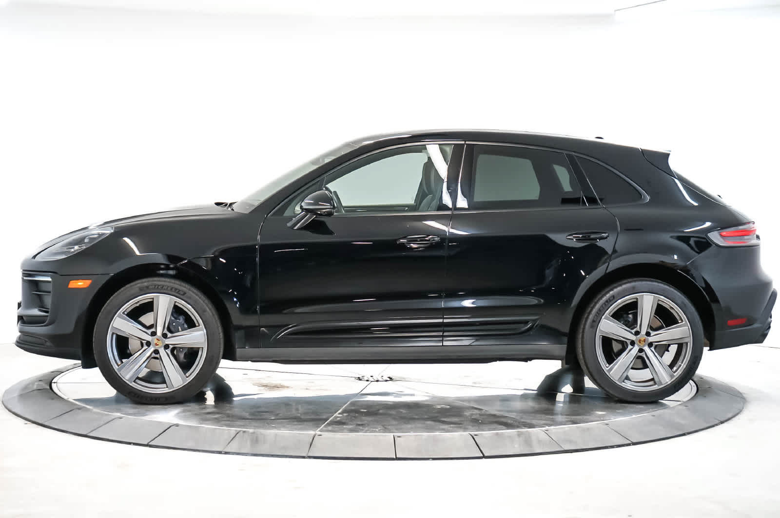 Certified 2025 Porsche Macan AWD/4WD image 2