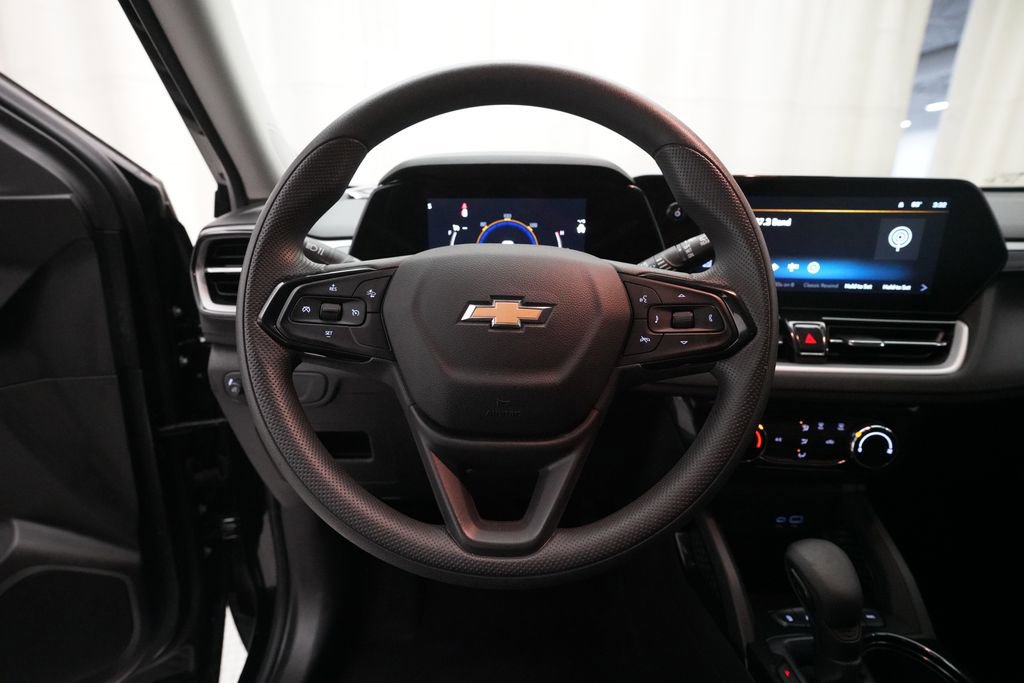 Used 2025 Chevrolet TrailBlazer LT AWD/4WD image 4
