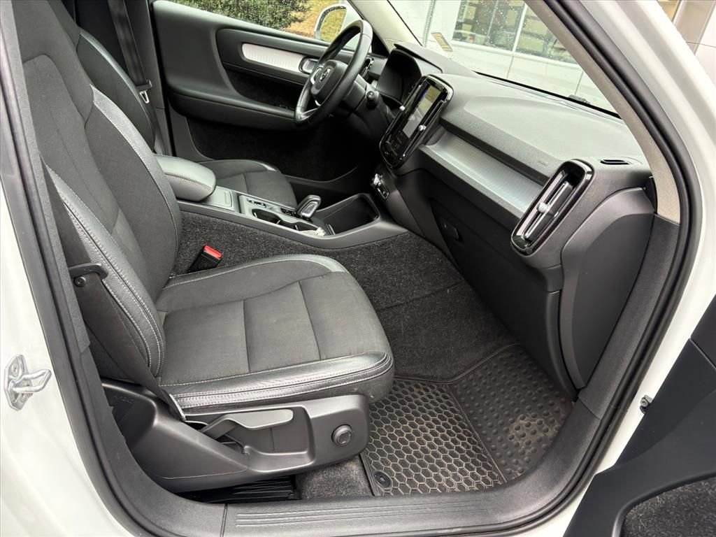Used 2020 Volvo XC40 T5 Momentum image 16