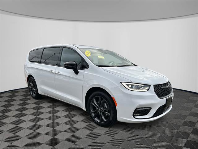 Used 2026 Chrysler Pacifica Select image 3