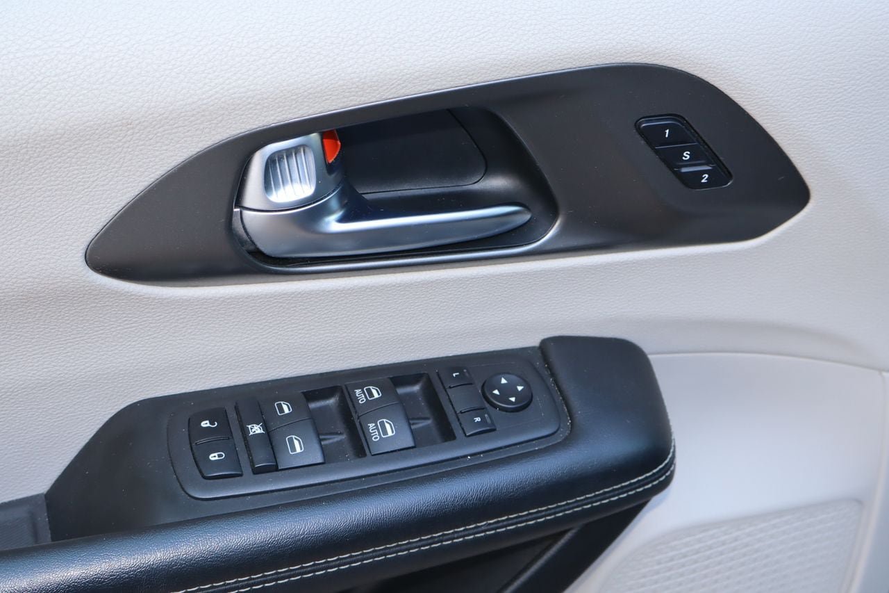 Used 2023 Chrysler Pacifica Touring-L FWD image 21