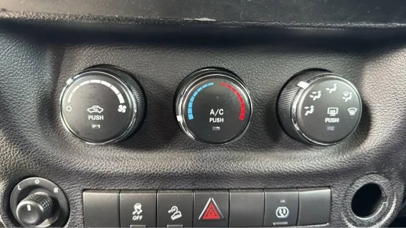 Used 2018 Jeep Wrangler Unlimited Sahara w/ Connectivity Group image 24