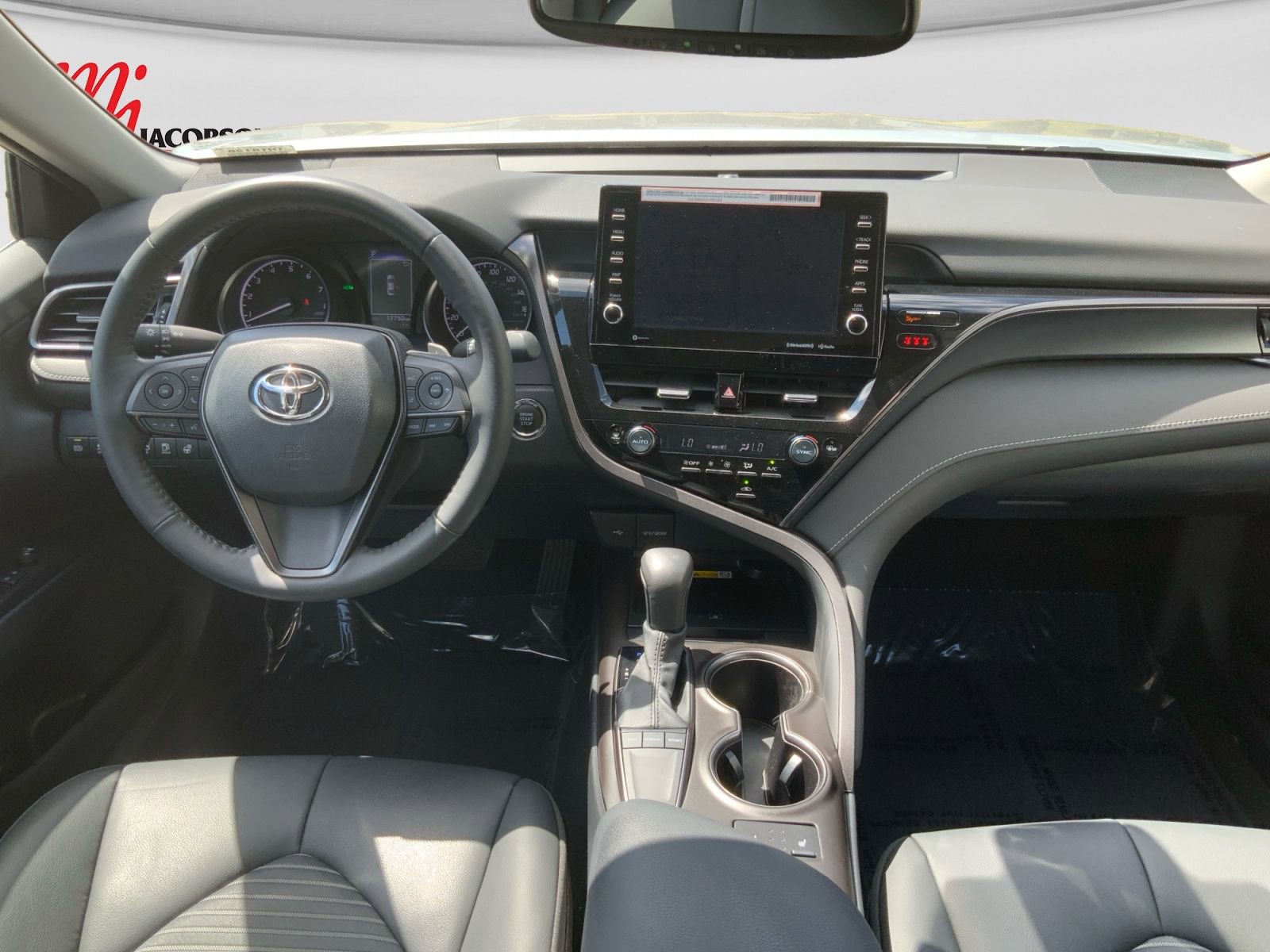 Used 2024 Toyota Camry SE w/ Cold Weather Package FWD image 10