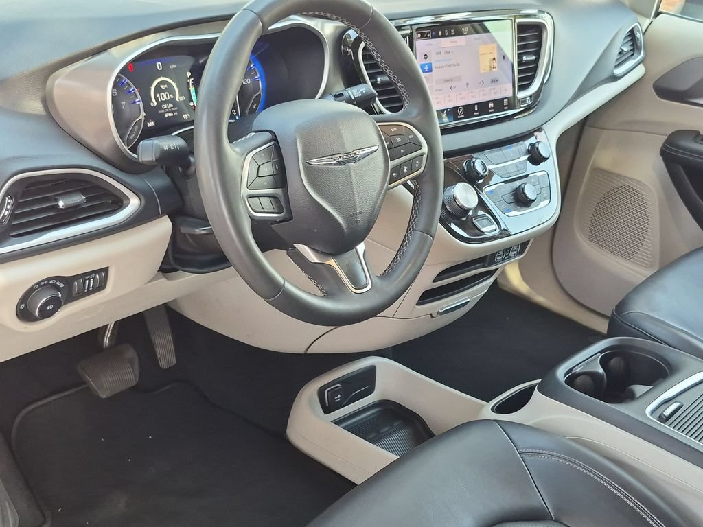 Used 2023 Chrysler Pacifica Touring-L FWD image 19