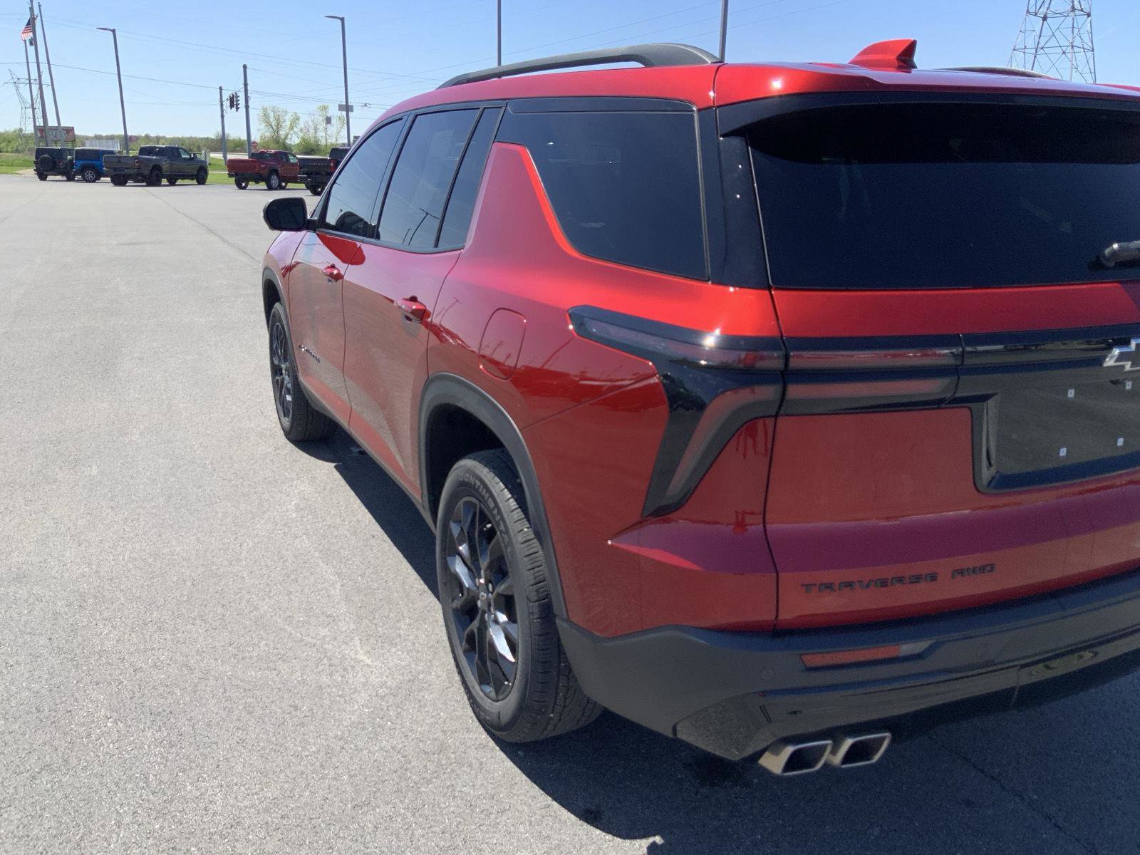 Used 2025 Chevrolet Traverse LT w/ Midnight/Sport Edition AWD/4WD image 18