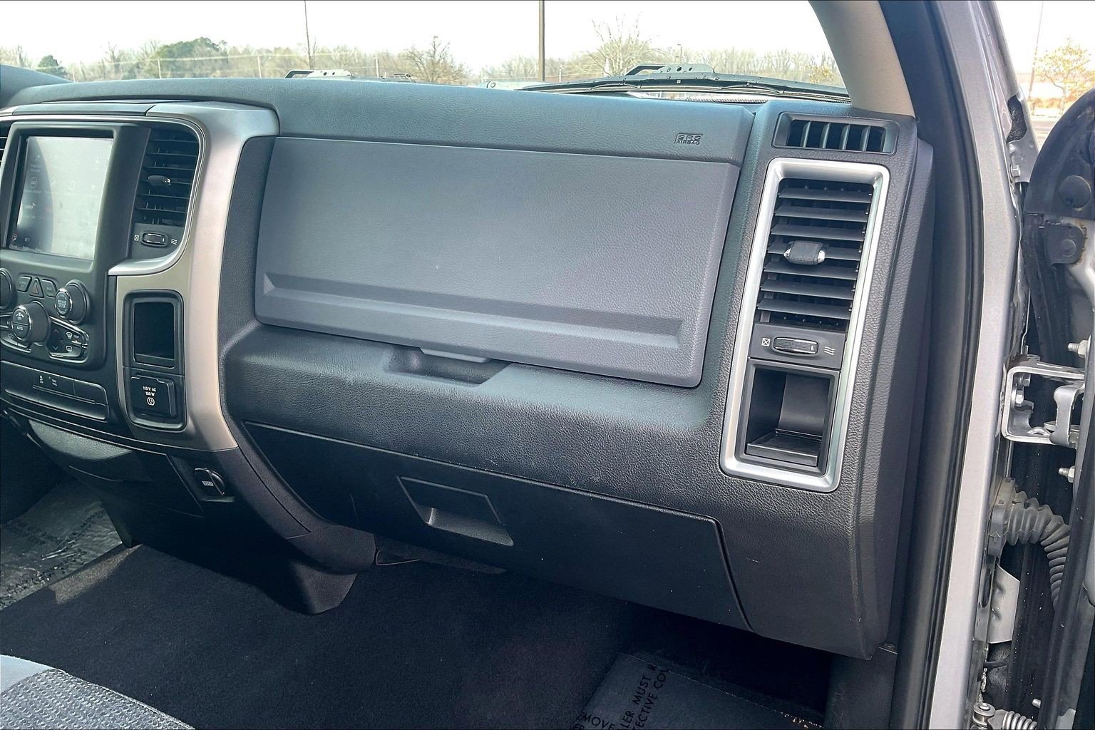 Used 2019 RAM 1500 Classic SLT w/ Luxury Group image 15